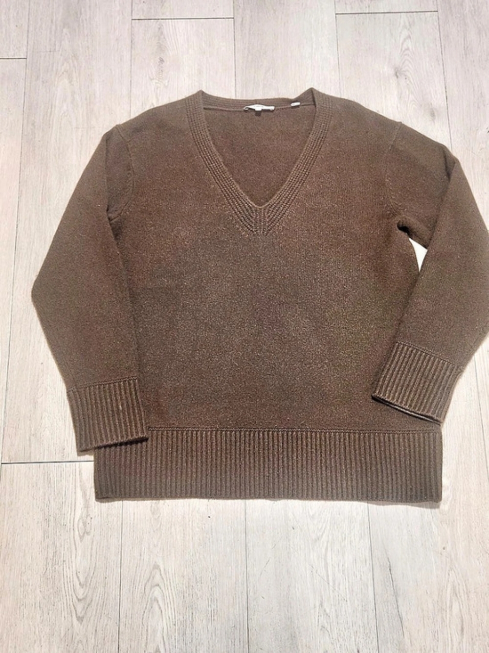 Vince. Cashmere V-Neck Sweater Size Medium